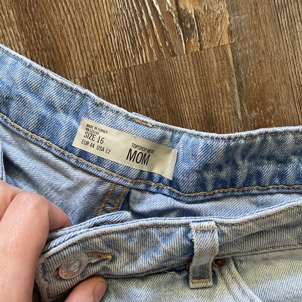 Topshop Light Wash Moto Mom Denim Jean Raw Hem Shorts - Picture 4 of 4
